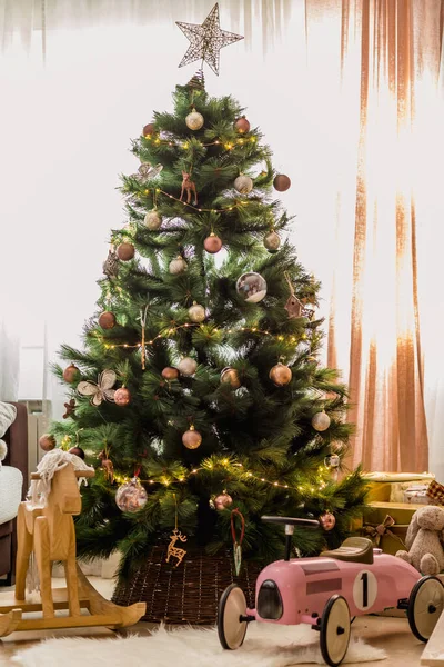 Schaukelpferd Und Velomobil Aus Holz Unter Dem Weihnachtsbaum Geschmückt Mit — Stockfoto