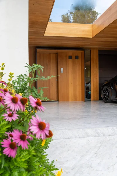 Luxuoso Quintal Com Flores Florescentes Carro Moderno Estacionado Garagem Com — Fotografia de Stock