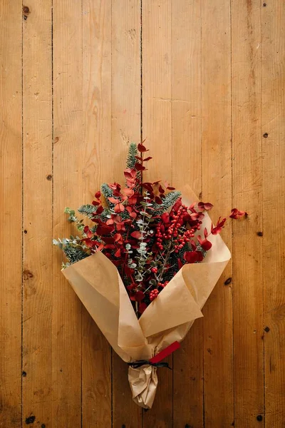 Von Oben Ein Festlich Stilvoller Dekorativer Weihnachtsstrauß Mit Eukalyptuszweigen Und — Stockfoto