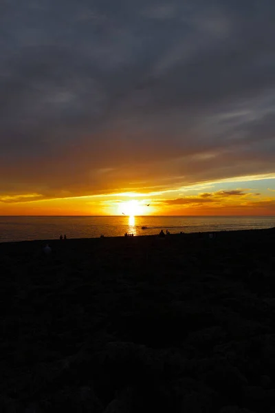 Scenic Uitzicht Toeristische Silhouetten Bewonderen Eindeloze Oceaan Van Kust Onder — Stockfoto