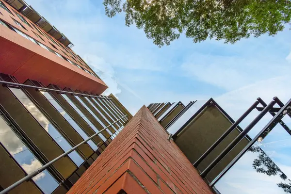 Fra Neden Nutidens Hus Facade Afspejler Overskyet Blå Himmel Træ - Stock-foto