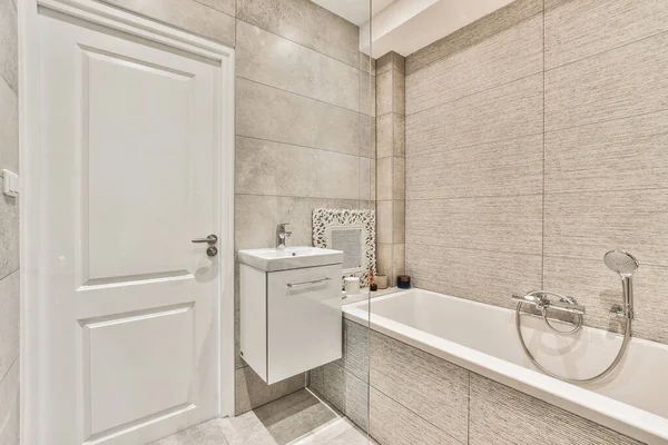 Interior Del Cuarto Baño Contemporáneo Con Bañera Pared Baldosas Grises — Foto de Stock