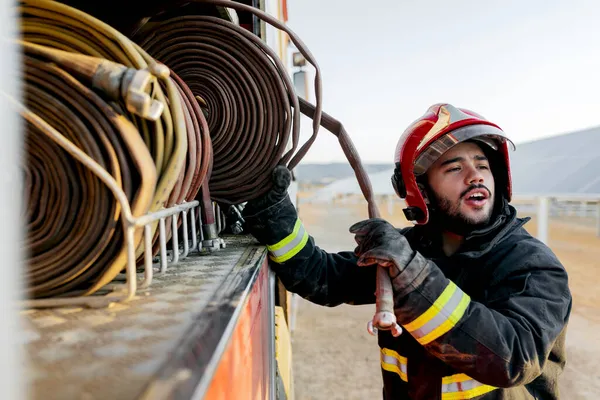 Tapferer Feuerwehrmann Mit Schutzhelm Und Uniform Schaut Weg Während Einen — Stockfoto