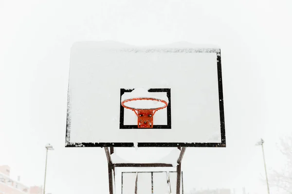 Lentről Karika Lóg Backboard Sportpályán Ellen Lakóépületek Télen Madridban — Stock Fotó