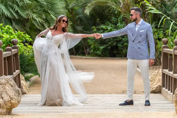 Visão Lateral Corpo Inteiro Casal Casamento Roupas Elegantes Mãos Dadas — Fotografia de Stock