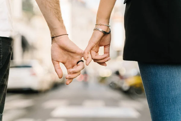 Güneşli Bir Günde Sokakta Yürürken Küçük Parmakları Olan Tanınmamış Romantik — Stok fotoğraf
