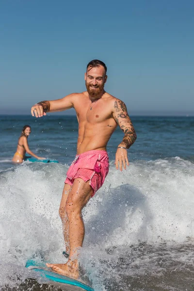 Hombre Activo Pantalones Cortos Natación Pie Tabla Surf Mientras Practica — Foto de Stock