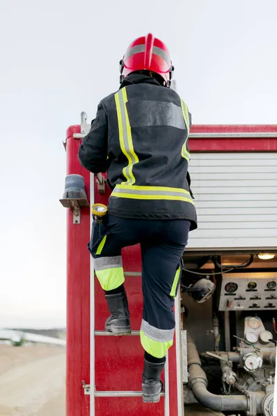 Vista Trasera Del Bombero Anónimo Con Casco Protector Rojo Uniforme —  Fotos de Stock