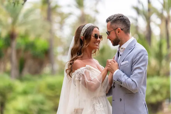 Vista Laterale Felice Giovane Coppia Sposata Abiti Sposa Piedi Tenendosi — Foto Stock