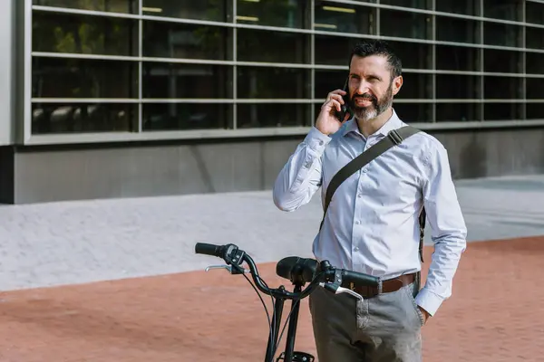 자전거를 있거나 시내에서 전화로 대화를 나누고 제복을 근로자 — 스톡 사진