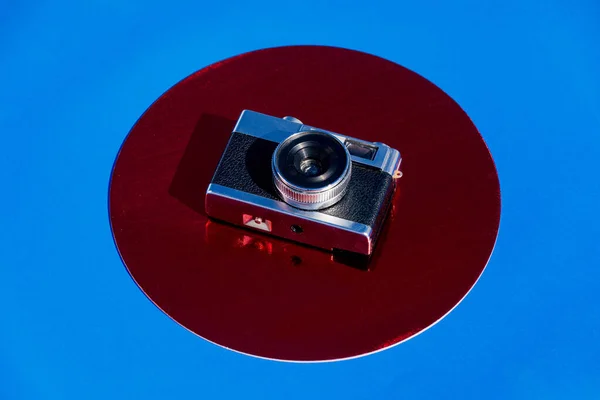 Сверху Ретро Фотокамера Размещена Металлическом Красном Круге Синем Фоне — стоковое фото