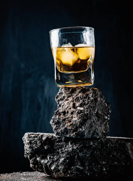 Whisky Kostkami Ledu Podávané Křišťálovém Skle Umístěném Hrubém Povrchu Černém — Stock fotografie