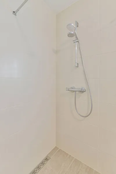 Současný Koupelna Interiér Umyvadlem Proti Sprchový Kout — Stock fotografie