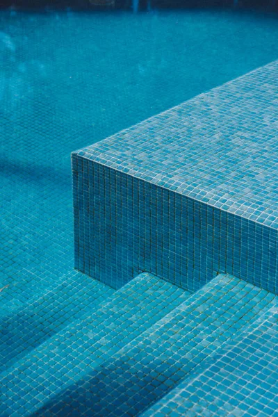 Dessus Fond Carrelé Des Marches Dans Piscine Avec Eau Bleue — Photo