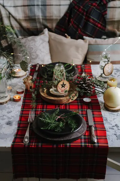 Christmas Table Setting Wreath Plate Decorative Wooden Ornaments Red Checkered — Stock Photo, Image