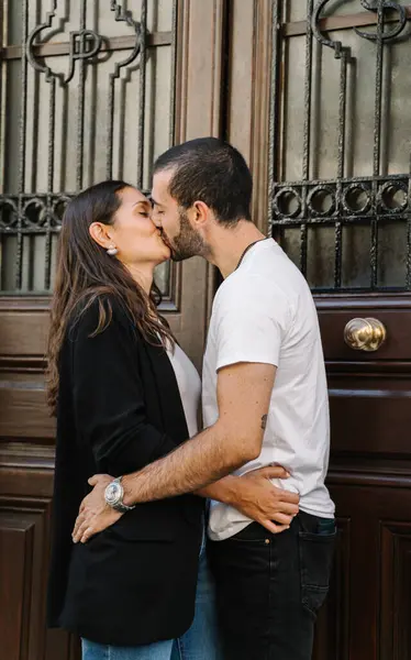 Birbirlerini Kucaklayan Şehir Kapılarının Yanında Öpüşen Gündelik Giysiler Içinde Sevgi — Stok fotoğraf