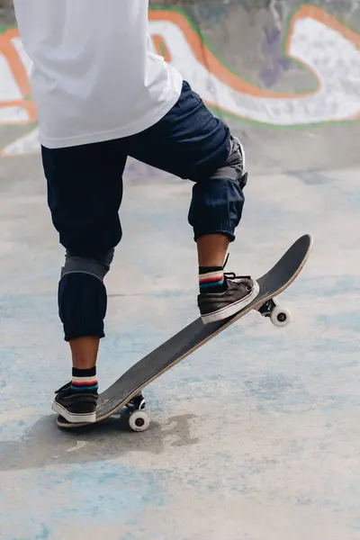 Jovem Etnia Anônima Roupa Casual Vestindo Joelheiras Protetoras Andando Skate — Fotografia de Stock