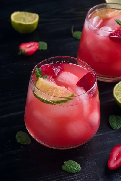 Dall Alto Occhiali Acqua Cocco Fredda Con Fette Calce Fragole — Foto Stock