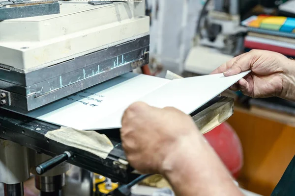 Crop Unrecognizable Artisan Putting Papers Aged Printing Press Machine Work — Stock Photo, Image