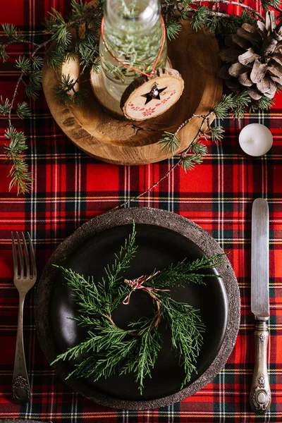 Christmas Table Setting Wreath Ceramic Plate Cutlery Red Checkered Tablecloth — Stock Photo, Image