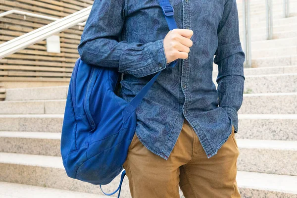 Περικοπή Ανώνυμη Φοιτητής Κομψό Ντύσιμο Μπλε Σακίδιο Στέκεται Κοντά Πέτρινα — Φωτογραφία Αρχείου