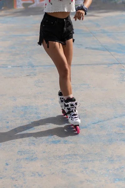 Анонимные Женские Ноги Белых Роликах Розовыми Колесами Стоящими Бетонном Тротуаре — стоковое фото