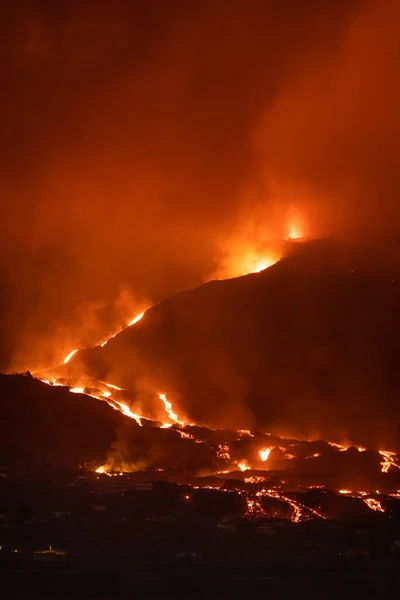 Geceleri Kraterden Sıcak Lav Magma Fışkırıyor Cumbre Vieja Volkanik Patlaması — Stok fotoğraf