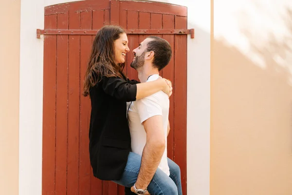 Sidovy Romantisk Ung Etnisk Skäggig Man Casual Kläder Bär Lycklig — Stockfoto