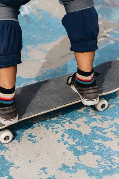 Anonymous Young Ethnic Person Casual Outfit Wearing Protective Knee Pads — Stock Photo, Image