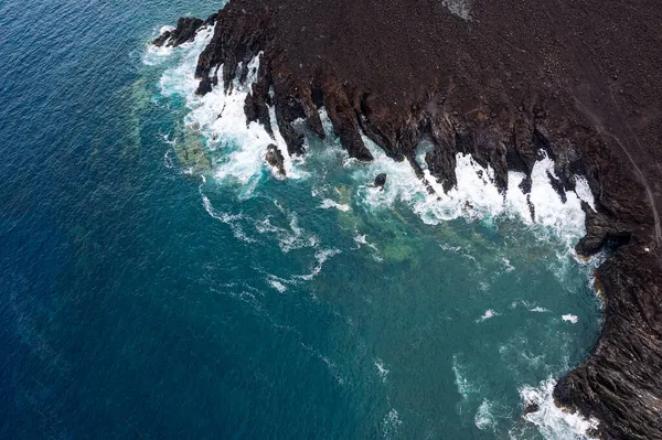 Yaiza Lanzarote加那利群岛与Hervideros对岸弯曲的道路和高山上的泡沫海的Drone视图 — 图库照片