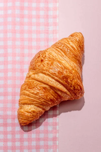 Ylhäältä Herkullinen Makea Croissant Sijoitettu Vaaleanpunainen Pöytäliina Pöydälle Päivänvalossa — kuvapankkivalokuva