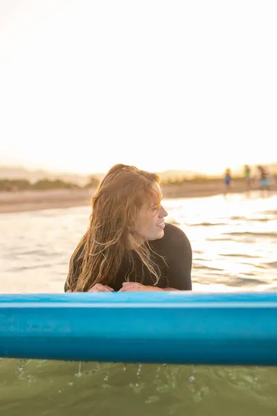 Surfista Feminina Deitada Prancha Sup Flutuando Água Calma Mar Dia — Fotografia de Stock