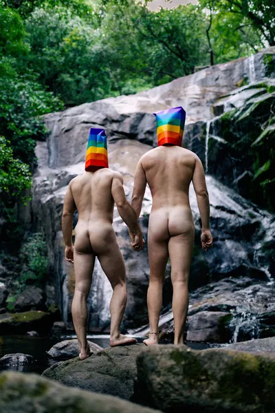 Vista Posterior Hombres Homosexuales Desnudos Anónimos Con Bolsas Arco Iris — Foto de Stock