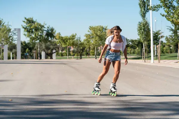 Pandangan Samping Wanita Fit Rollerblades Menunjukkan Aksi Jalan Kota Musim — Stok Foto