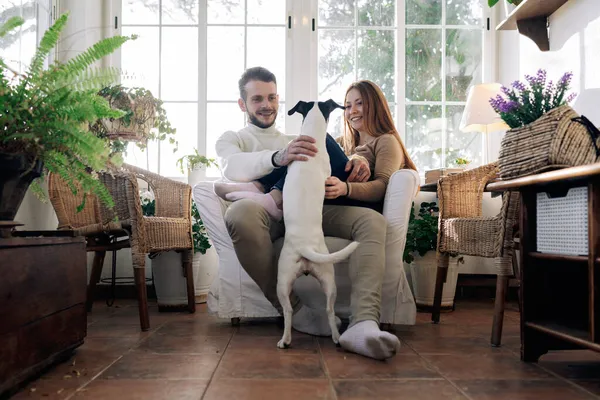 Bärtiger Mann Mit Lächelnder Freundin Die Reinrassigen Hund Umarmt Während — Stockfoto