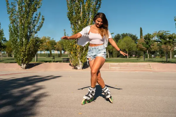 Ung Passform Kvinna Rollerblades Visar Stunt Väg Staden Sommaren — Stockfoto