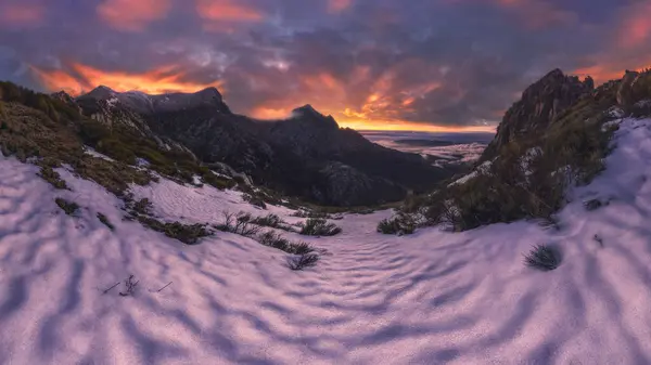 Brede Hoek Van Het Landschap Van Besneeuwde Bergen Bij Zonsondergang — Stockfoto