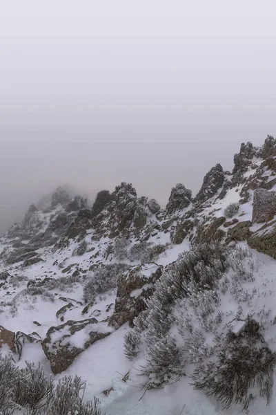 Paesaggio Montagne Innevate Coperte Nuvole Parco Nazionale Picos Europa Spagna — Foto Stock