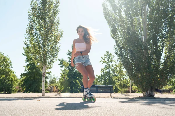 Young Fit Female Rollerblades Showing Stunt Road City Summer Looking — Stock Photo, Image