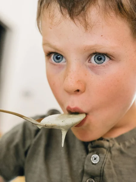 Close Widok Uroczy Chłopiec Jedzenie Apetyczny Zupa Krem Łyżeczką Podczas — Zdjęcie stockowe