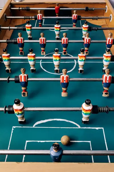 金属バー上の選手の木製のミニチュアフィギュアとレトロなテーブルサッカーの詳細の角度 — ストック写真