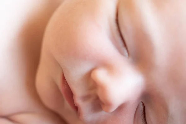 Ovanifrån Söt Liten Bedårande Naken Nyfödd Baby Sover Liggande Mjuk — Stockfoto