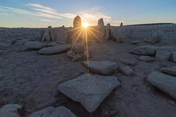 Caceres Spanya Alacakaranlıkta Parlayan Güneşin Altında Kuru Arazide Antik Megalitik — Stok fotoğraf