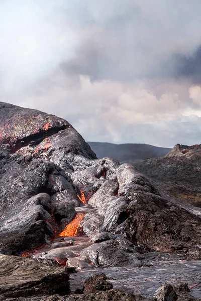 Vista Panorámica Fagradalsfjall Con Fuego Lava Contra Monturas Bajo Cielo —  Fotos de Stock