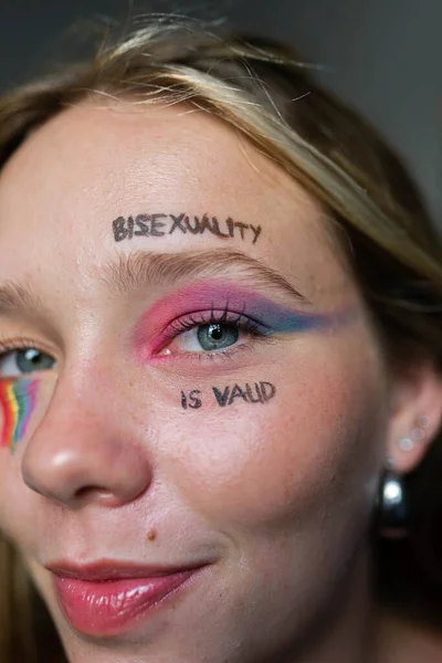 Mulher Lésbica Com Inscrição Rosto Bissexualidade Válida Arco Íris Bandeira — Fotografia de Stock