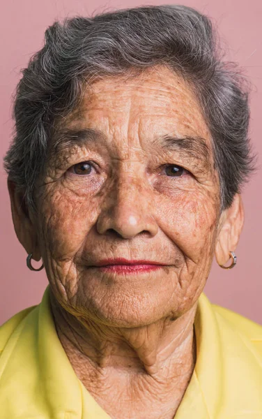 Oudere Vrouw Met Kort Grijs Haar Bruine Ogen Kijkend Naar — Stockfoto