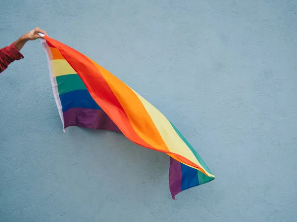 Vágott Névtelen Homoszexuális Férfi Áll Lmbt Szivárvány Zászló Közelében Kék — Stock Fotó
