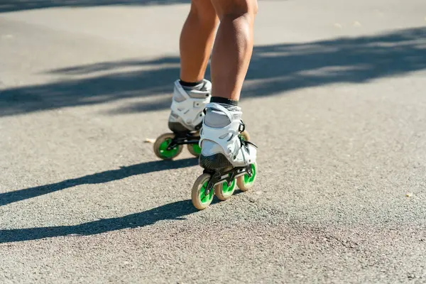夏天在城市道路上展示特技的轮滑刀片上的无法辨认的适合女性 — 图库照片