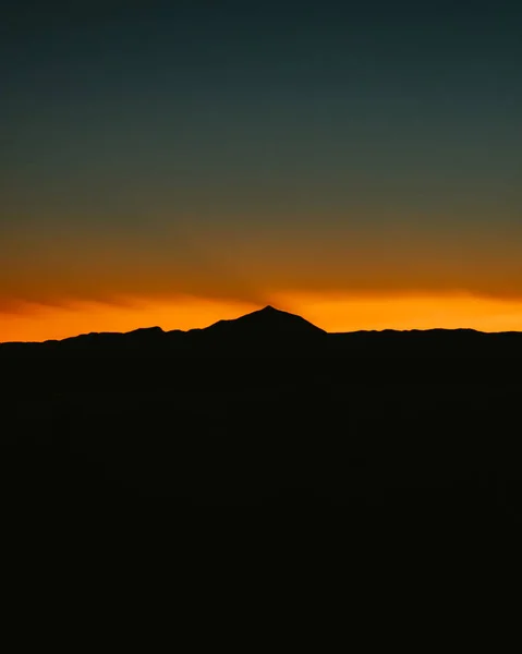 Dech Beroucí Krajina Siluety Pohoří Pozadí Jasně Oranžové Oblohy Západ — Stock fotografie