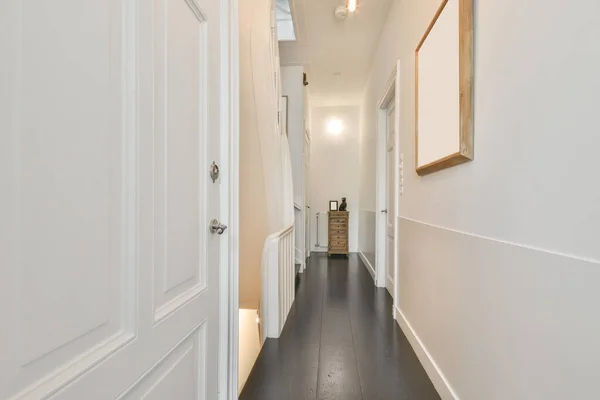 Vista Prospettiva Corridoio Stretto Vuoto Con Porte Bianche Pareti Appartamento — Foto Stock